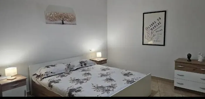 Lighthouse Spacious New Bazaar ティラナ